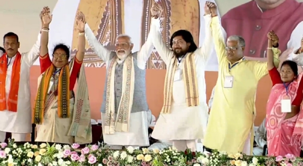 কোচবিহারের সভামঞ্চে প্রার্থীদের সঙ্গে মোদী