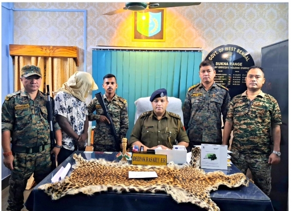 চিতাবাঘের ছালসহ ধৃত পাচারকারী চিতাবাঘের ছালসহ ধৃত পাচারকারী