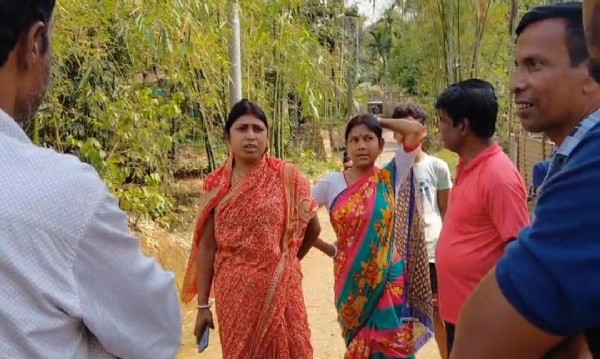 নগদ টাকা বিলির অভিযোগ নগদ টাকা বিলির অভিযোগ