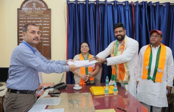 মনোনয়ন জমা বিজেপি প্রার্থী তরুণজ্যোতি তিওয়ারির মনোনয়ন জমা বিজেপি প্রার্থী তরুণজ্যোতি তিওয়ারির