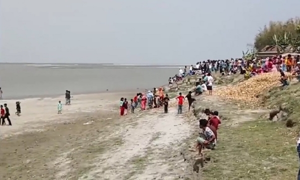 মৈরাবাড়িতে ব্রহ্মপুত্রের ভজাখাইতি ঘাটের কাছে নৌকাডুবি মৈরাবাড়িতে ব্রহ্মপুত্রের ভজাখাইতি ঘাটের কাছে নৌকাডুবি