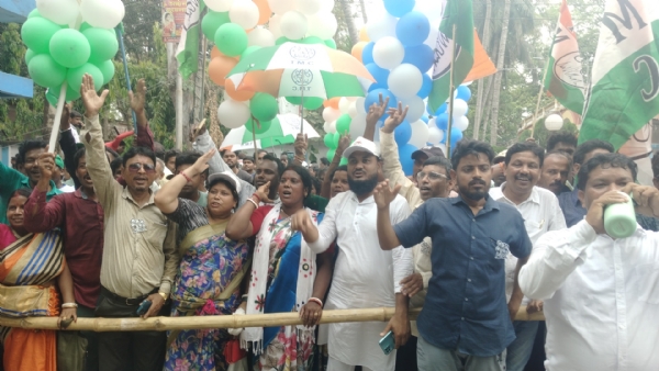 মিছিল করে মনোনয়ন আরামবাগে