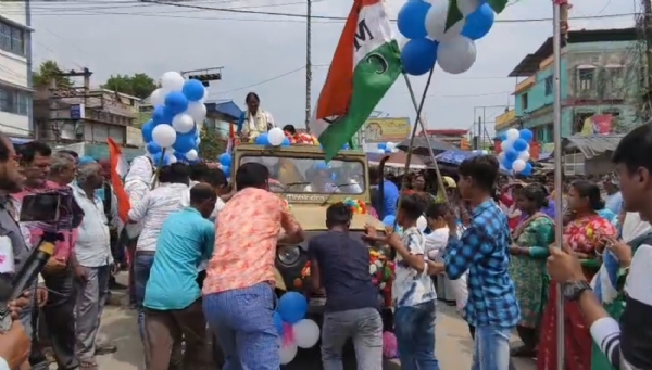 ঠেলা হচ্ছে তৃণমূল প্রার্থীর গাড়ি ঠেলা হচ্ছে তৃণমূল প্রার্থীর গাড়ি