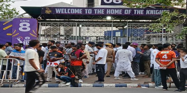 ইডেনে কেকেআর বনাম পাঞ্জাব কিংস, জার্সি-টুপির রমরমা বাজার