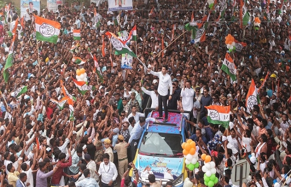 হরিশ্চন্দ্রপুরে রোড শো অভিষেকের হরিশ্চন্দ্রপুরে রোড শো অভিষেকের