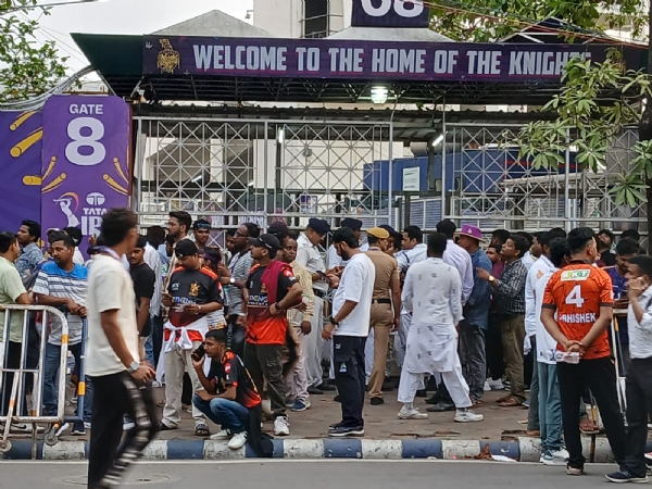 ইডেনে মহারন উৎসাহীদের প্রবল ভিড় উপচে ইডেনে মহারন উৎসাহীদের প্রবল ভিড় উপচে