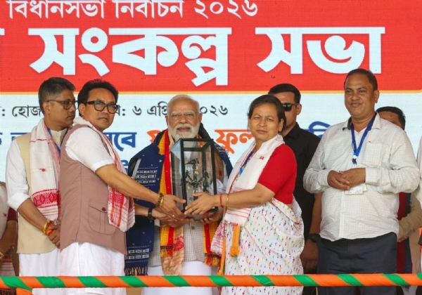 উপহার দিয়ে সংবর্ধনা প্রধানমন্ত্রীকে উপহার দিয়ে সংবর্ধনা প্রধানমন্ত্রীকে