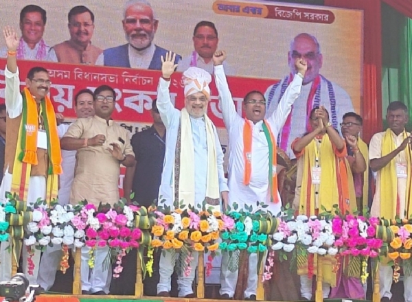 নির্বাচনী সমাবেশে জনতার উদ্দেশে