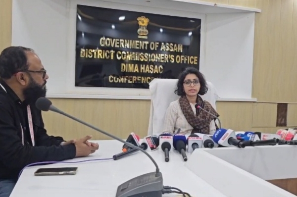 সাংবাদিক সম্মেলনে বক্তব্য পেশ করছেন জেলা নির্বাচনী আধিকারিক সাংবাদিক সম্মেলনে বক্তব্য পেশ করছেন জেলা নির্বাচনী আধিকারিক