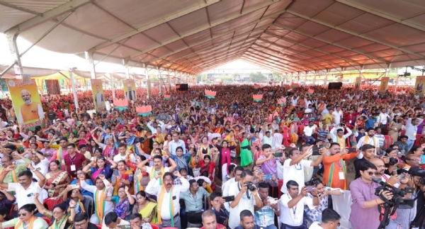 নির্বাচনী সমাবেশে একাংশ জনতা