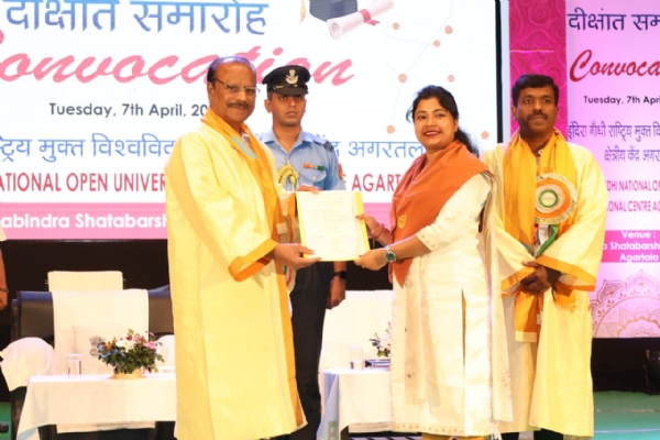 সমাবর্তন অনুষ্ঠানে রাজ্যপাল সমাবর্তন অনুষ্ঠানে রাজ্যপাল