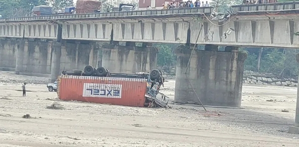 আলিপুরদুয়ারে সেতুর রেলিং ভেঙে ৪০ ফুট নীচে পড়ল কন্টেনার, মৃত্যু চালকের আলিপুরদুয়ারে সেতুর রেলিং ভেঙে ৪০ ফুট নীচে পড়ল কন্টেনার, মৃত্যু চালকের