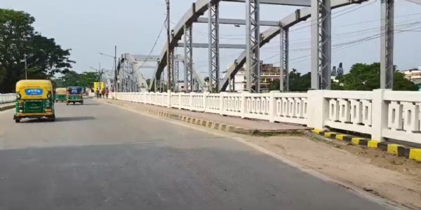 রাধানগর ব্রিজের ওপর স্বাভাবিক জীবন, নিচে নেশার কালো দুনিয়া, পুলিশের নীরবতায় ক্ষোভ