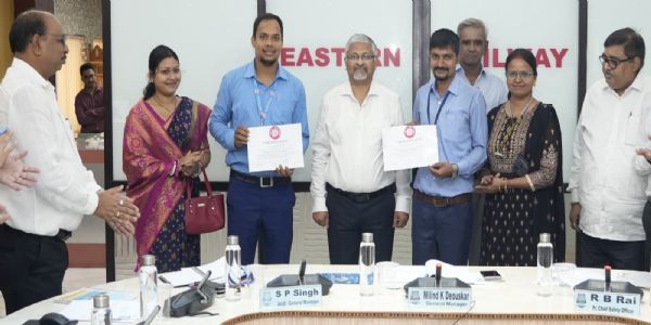 নিরাপত্তায় দৃষ্টান্ত স্থাপন, দুই রেলকর্মীকে সংবর্ধনা পূর্ব রেলের জেনারেল ম্যানেজারের