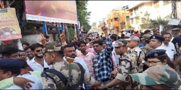 চন্দননগরে মনোনয়ন ঘিরে তৃণমূল-বিজেপি সংঘর্ষ, উত্তেজনা এলাকায়