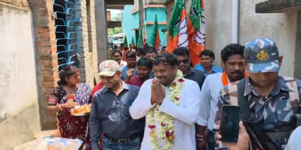 নতিবপুরে শঙ্খধ্বনিতে বরণ বিজেপি প্রার্থী সুশান্ত ঘোষকে