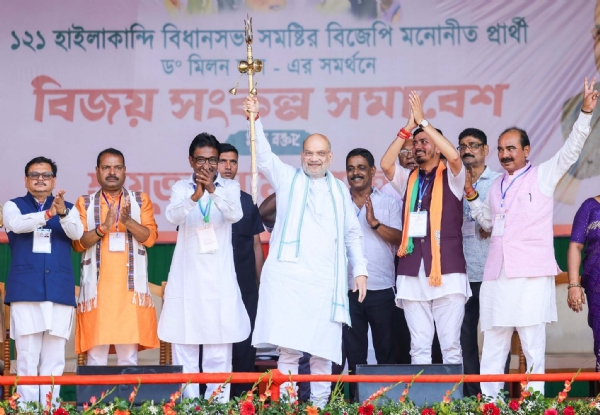 ডম্বরু হাতে অমিত শাহ (চিত্ৰ ২)