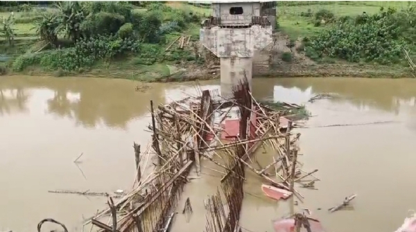 মনু নদূতে ভেঙে পড়ল সেতুর অংশ