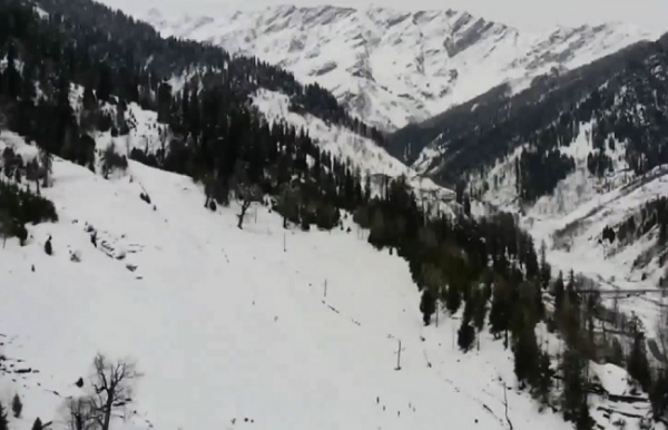 হিমাচলে তুষারপাত ও বৃষ্টি অব্যাহত, বিভিন্ন জেলায় জারি সতর্কতা