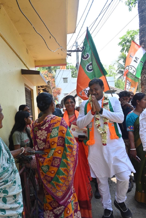 পায়ে হেটে প্রচারে সুশান্ত ঘোষ