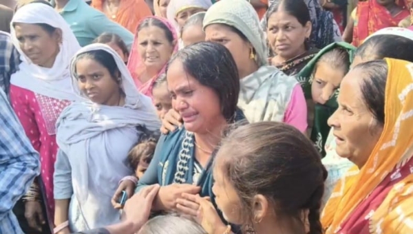 ট্র্যাক্টরের ধাক্কায় মৃত্যু, ইটবোঝাই গাড়ির তলায় পিষ্ট ব্যক্তি