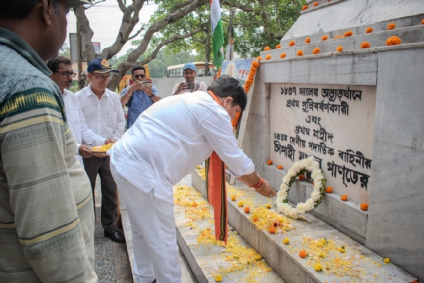 অর্জুন সিং শ্রদ্ধা নিবেদনে মঙ্গল পান্ডের স্মৃতিতেই অর্জুন সিং শ্রদ্ধা নিবেদনে মঙ্গল পান্ডের স্মৃতিতেই