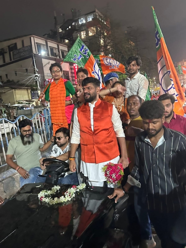 ভূকৈলাস মন্দিরে পুরোহিতের মুখোমুখি বিজেপির প্রার্থী রাকেশ সিং ভূকৈলাস মন্দিরে পুরোহিতের মুখোমুখি বিজেপির প্রার্থী রাকেশ সিং