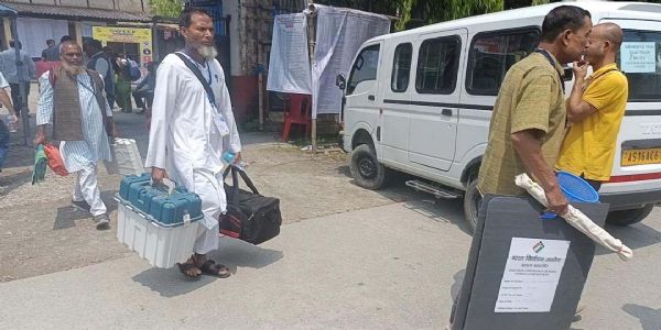 অসমের সব জেলা সদর থেকে ইভিএম ইত্যাদি নিয়ে ভোটকেন্দ্রের উদ্দেশে রওয়ানা ১,৫১,১৩২ জন ভোটকর্মী