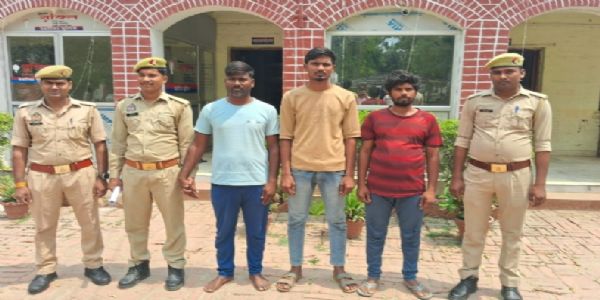 দেওরিয়ায় পুলিশের তৎপরতায় গ্রেফতার তিন অভিযুক্ত