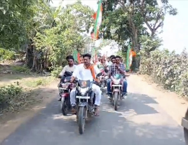 মোটর বাইকে প্রচার বিজেপি প্রার্থী হেমন্ত বাগের