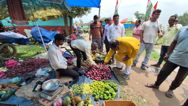 বাজারের ব্যাগ হাতে নির্মল মাঝি