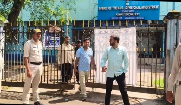 মহকুমা শাসকের দপ্তরে নির্দল প্রার্থী তন্ময় ঘোষ