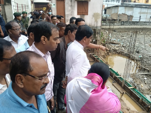 পুকুর পরিদর্শন মেয়রের পুকুর পরিদর্শন মেয়রের