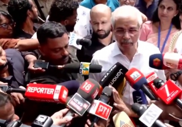 কেরলমে ভোট দিলেন রাজ্যপাল রাজেন্দ্র বিশ্বনাথ আর্লেকর কেরলমে ভোট দিলেন রাজ্যপাল রাজেন্দ্র বিশ্বনাথ আর্লেকর