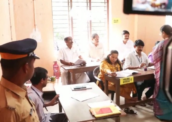 ভোট দিলেন বীনা জর্জ, পুনরায় এলডিএফ-এর জয় নিয়ে আশাবাদী