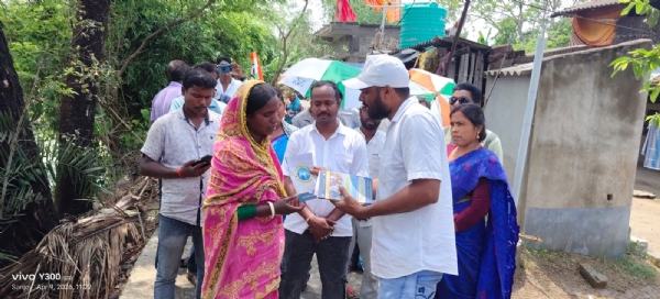 বাড়িতে বাড়িতে ভোট প্রচারে তৃণমূল কর্মীরা