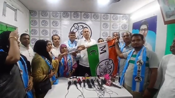 তৃণমূলে যোগদান