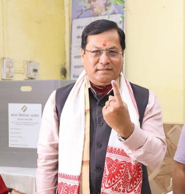 ভোট দিয়ে কেন্দ্রীয় মন্ত্রী সর্বানন্দ সনোয়াল