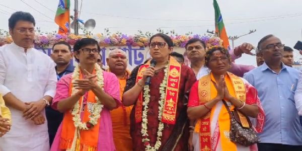 পানিহাটিতে বিজেপি প্রার্থীর মনোনয়ন ঘিরে মিছিল, নারী সুরক্ষায় সরব স্মৃতি ইরানি