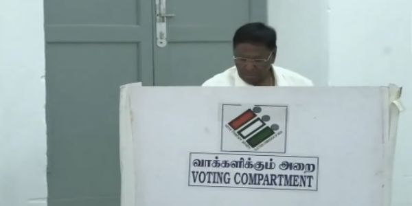 ভোট দিলেন ভি নারায়ণস্বামী, পুদুচেরিতে ইন্ডি জোটের জয় নিয়ে আশাবাদী