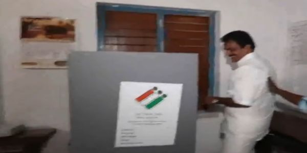 ভোট দিয়ে কেরলমে জয় নিয়ে আশাবাদী বেণুগোপাল