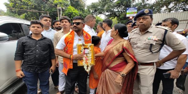 বিদ্যাসাগরের ছবি নিয়ে মনোনয়ন জমা, বন্দর কেন্দ্রে প্রার্থী রাকেশ সিংয়ের বার্তা