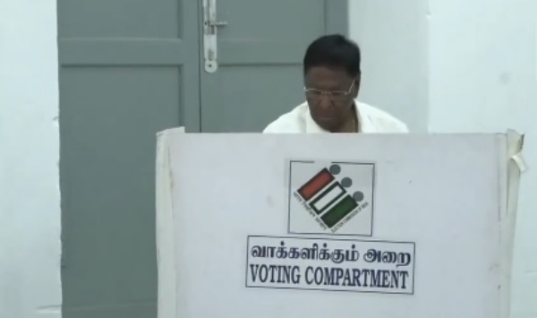 ভোট দিলেন ভি নারায়ণস্বামী, পুদুচেরিতে ইন্ডি জোটের জয় নিয়ে আশাবাদী