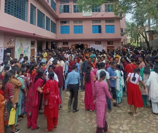 দিশপুরে বিবেকানন্দ বিদ্যাপীঠ এমই স্কুলের একটি বুথে ভোটদান