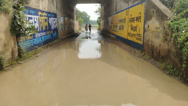 রাস্তায় হাঁটু সমান জল গোঘাটে