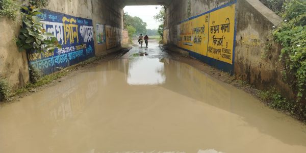 সামান্য বৃষ্টিতেই ব্যাহত গোঘাটের জনজীবন
