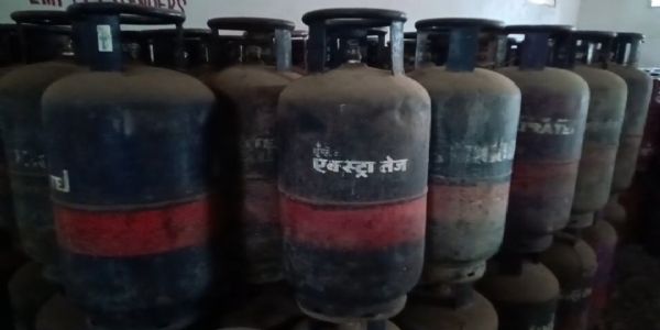 বাণিজ্যিক গ্যাসে এক লাফে ৯৯৪ টাকা বৃদ্ধি, চাপে হোটেল-রেস্তোরাঁ খাত