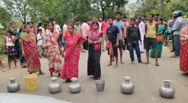 বিলোনিয়ায় সড়ক অবরোধ