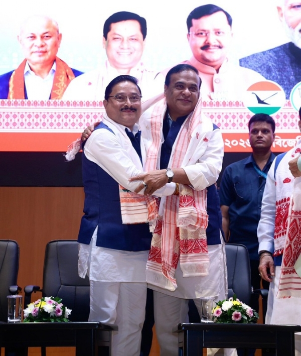 হিমন্তবিশ্ব শর্মার সঙ্গে আলিঙ্গন প্রদেশ সভাপতি দিলীপ শইকিয়ার