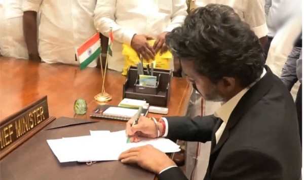 তামিলনাড়ুতে মুখ্যমন্ত্রী হওয়ার পর তিরুচিরাপল্লি পূর্ব আসন ছাড়লেন বিজয়, নিয়োগ দুই বিশেষ সচিবের